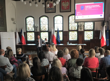 Uczestnicy spotkania podczas prezentacji platformy "Lepsza Przyszłość"